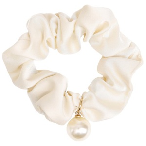By Lyko Beige Satin Scrunchie with Pearl produkt bild