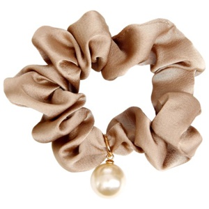 By Lyko Brown Satin Scrunchie with Pearl produkt bild