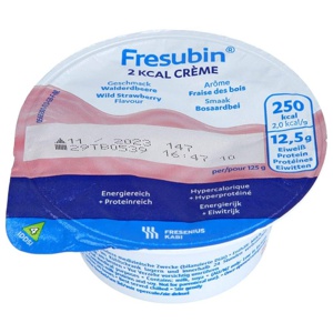 FRESUBIN 2 kcal Creme Walderdbeere im Becher Trinknahrung Produktbild