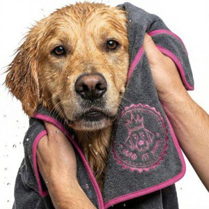 HUND IST KÖNIG ® Hundehandtuch extra saugfähig   Hunde Handtuch aus Mikrofaser mit 4 Eingriffen grau/ rosa Produktbild