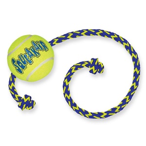 KONG SqueakAir Ball med tau produktbilde