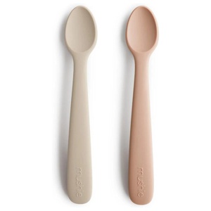 Mushie Silicone Feeding Spoons 2-pack Blush/Shifting Sand produkt bild