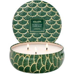 Voluspa 3-Wick Tin Candle Noble Fir Garland 340 g produktbillede