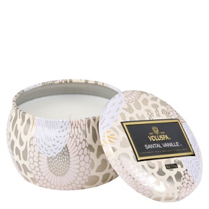 Voluspa Santal Vanille Japonica Decorative Tin Candle 25h produktbilde
